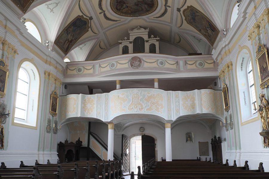 Doppelempore und Orgel in der Wallfahrtskirche Mariä Himmelfahrt in Niederleierndorf
