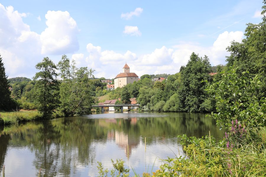 Burg Trausnitz mit der Pfreimd in Trausnitz im Landkreis Schwandorf