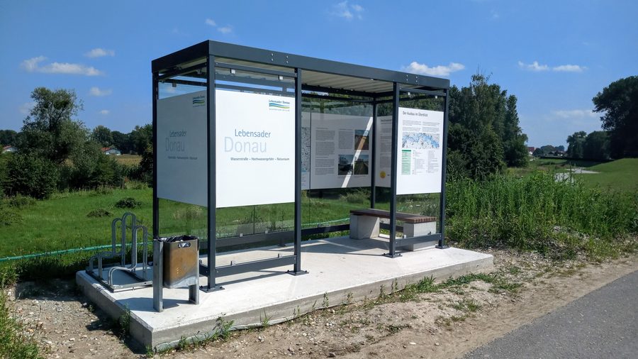 Informationsunterstand mit Fahrradabstellplatz an der Donau bei Niederalteich