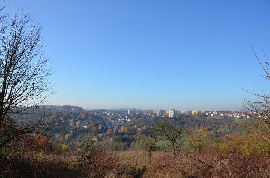 Blick vom Roßsteig auf Gerbrunn mit der Kirche St. Nikolaus und dem Würzburg-Hubland-Campus im Hintergrund
