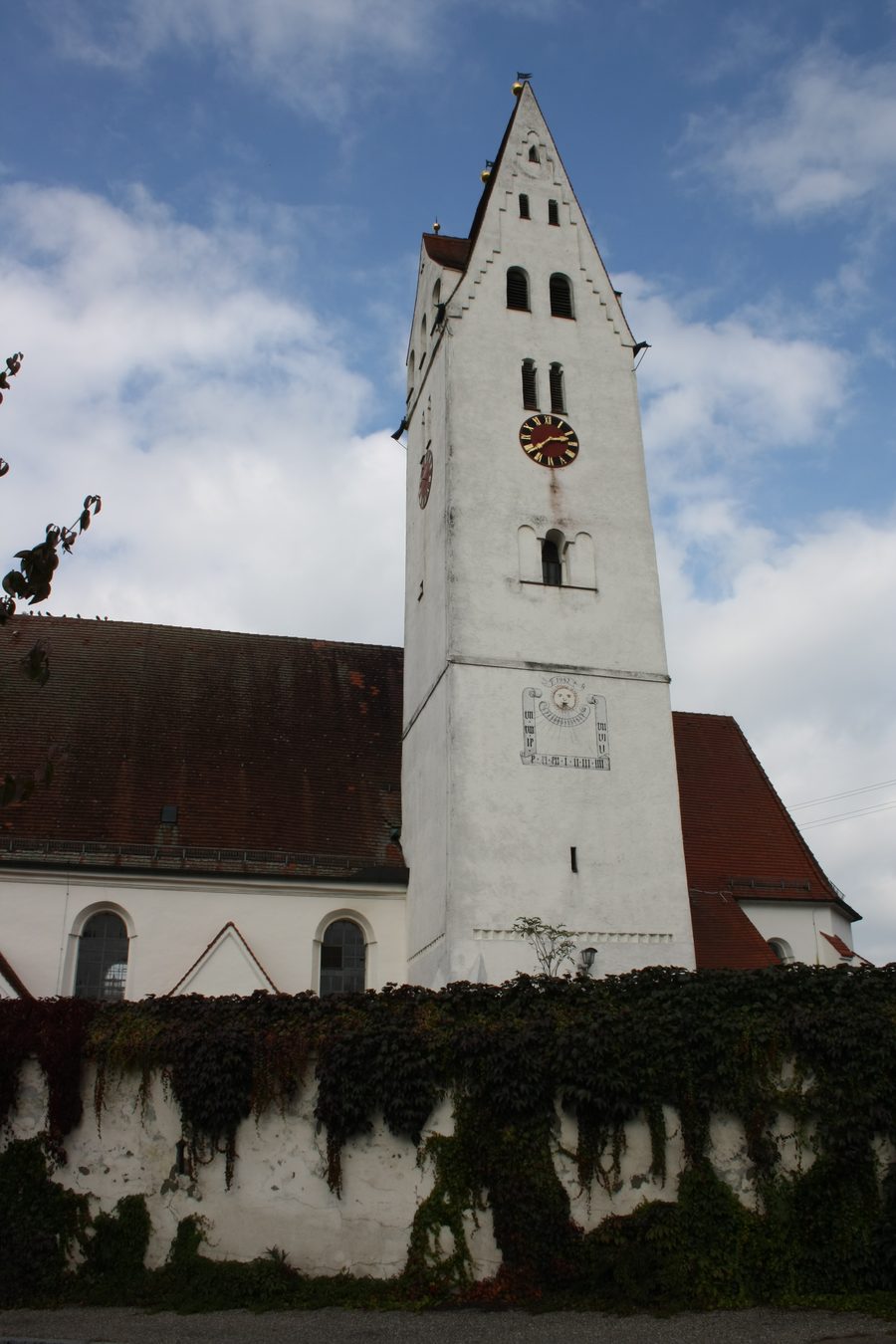 Katholische Pfarrkirche St. Martin in Holzheim bei Dillingen an der Donau, von Süden