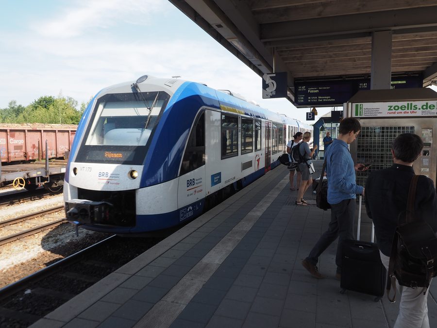 Zug nach Füssen am Bahnhof Buchloe in Bayern