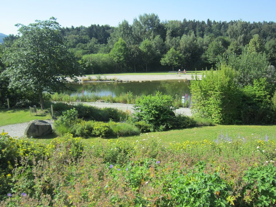 Feng-Shui-Kurpark in Lalling mit Parklandschaft und Wegen