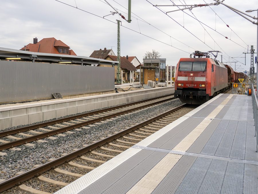 Güterzug fährt durch den Bahnhof Strullendorf in Richtung Bamberg.