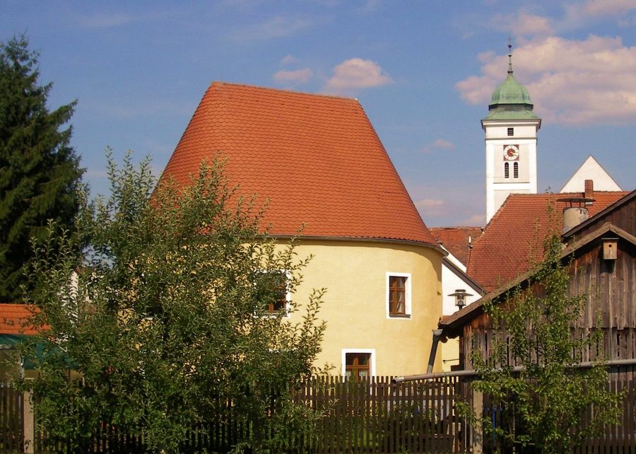 Turmmaurerturm mit der Stadtpfarrkirche Mariä Himmelfahrt in Pfreimd