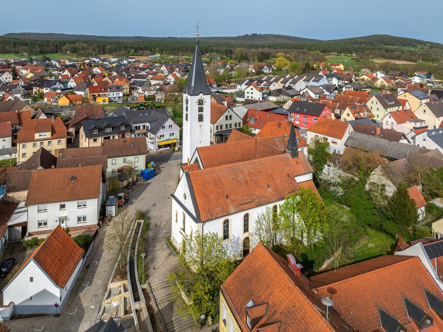 Luftaufnahme der Pfarrkirche St. Bartholomäus in Oberhaid