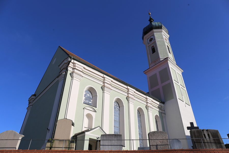 Katholische Pfarrkirche St. Martin im historischen Ortskern von Zorneding