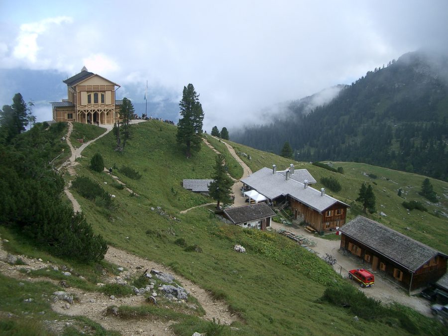 Schachenschloss mit ehemaligen Wirtschaftsgebäuden im Wettersteingebirge