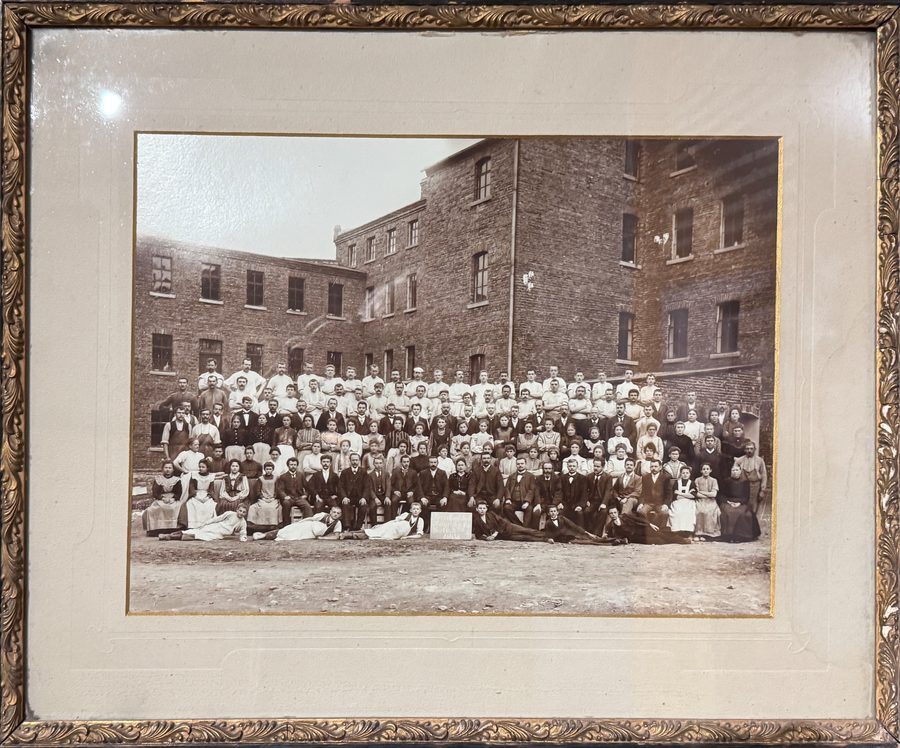 Historische Aufnahme der Belegschaft einer Porzellanfabrik im Porzellanikon Selb aus dem Jahr 1905