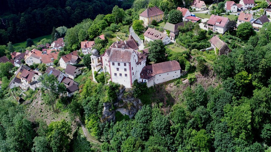 Burg Egloffstein aus der Vogelperspektive über dem Ort