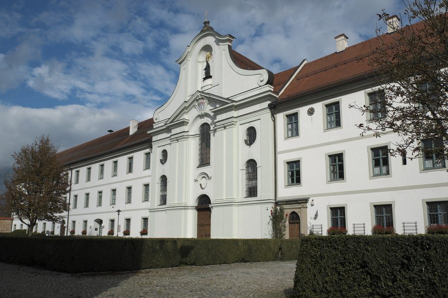 Westfassade der ehemaligen Abteikirche St. Marinus und Anianus in Rott am Inn