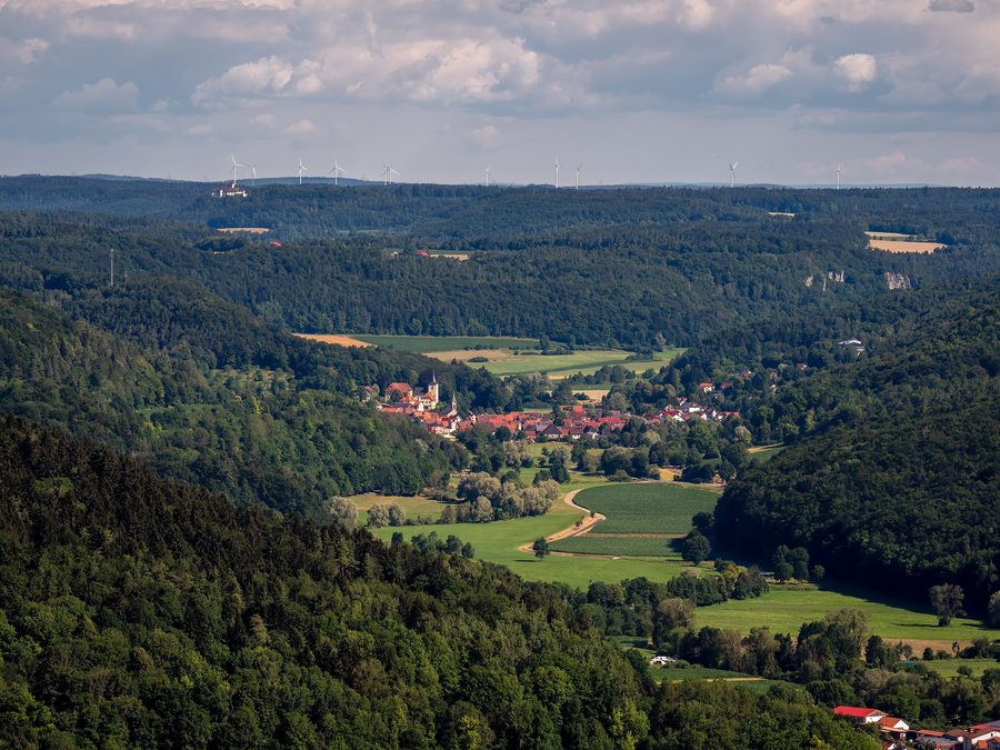 Blick von der Wallerwarte auf Unterleinleiter in der Fränkischen Schweiz