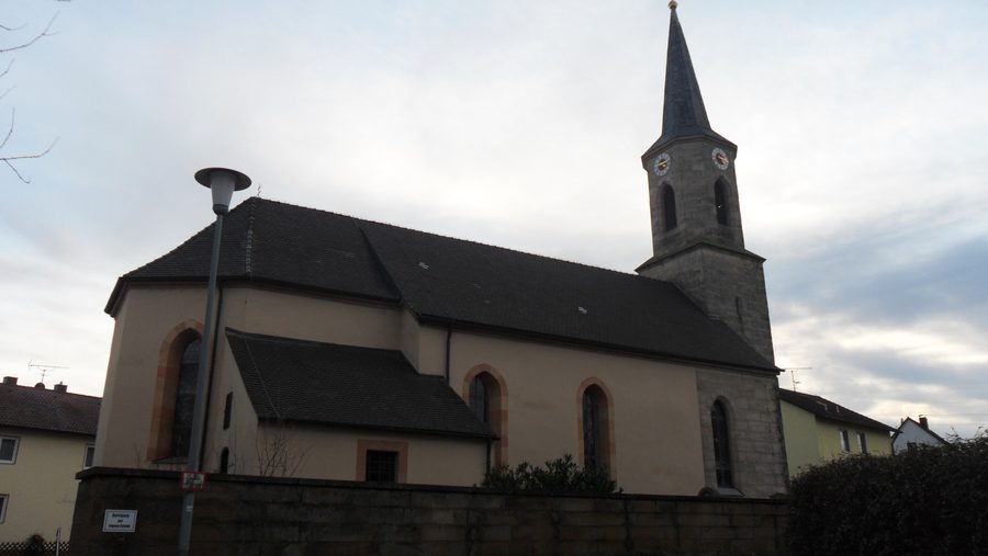 Außenansicht der Kirche St. Jakobus im Ortsteil Heng bei Postbauer-Heng