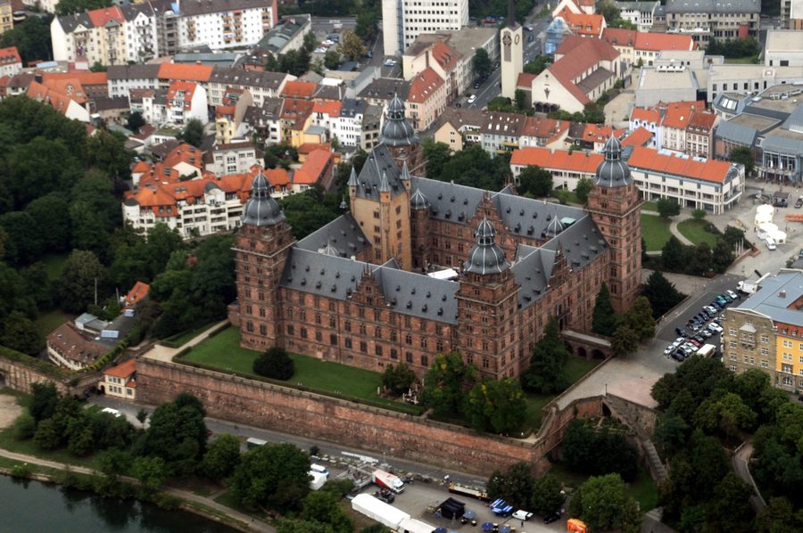 Luftaufnahme von Schloss Johannisburg am Main in Aschaffenburg