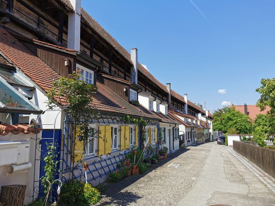 Kleinhäuser an der mittelalterlichen Stadtmauer von Nördlingen