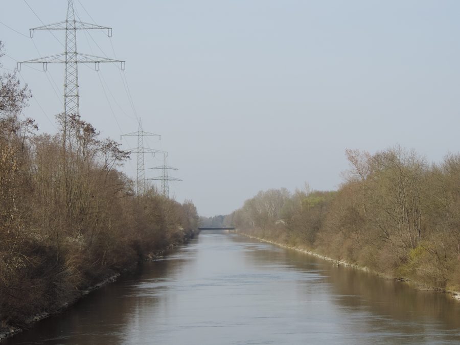Lechkanal nördlich von Meitingen mit Uferlandschaft und Freileitung