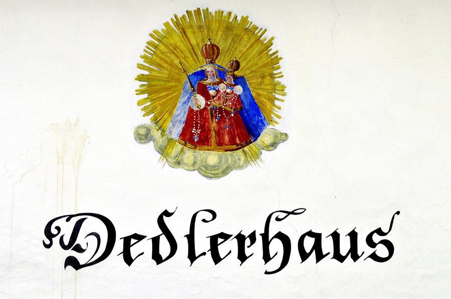 Bemalte historische Hausfassade in Oberammergau