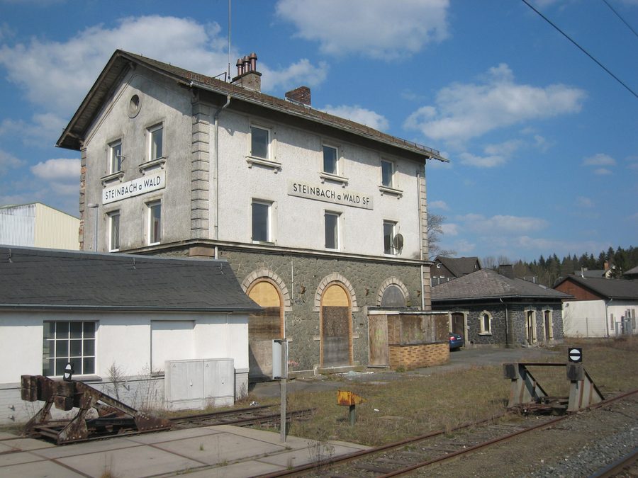 Bahnhof Steinbach am Wald mit Empfangsgebäude
