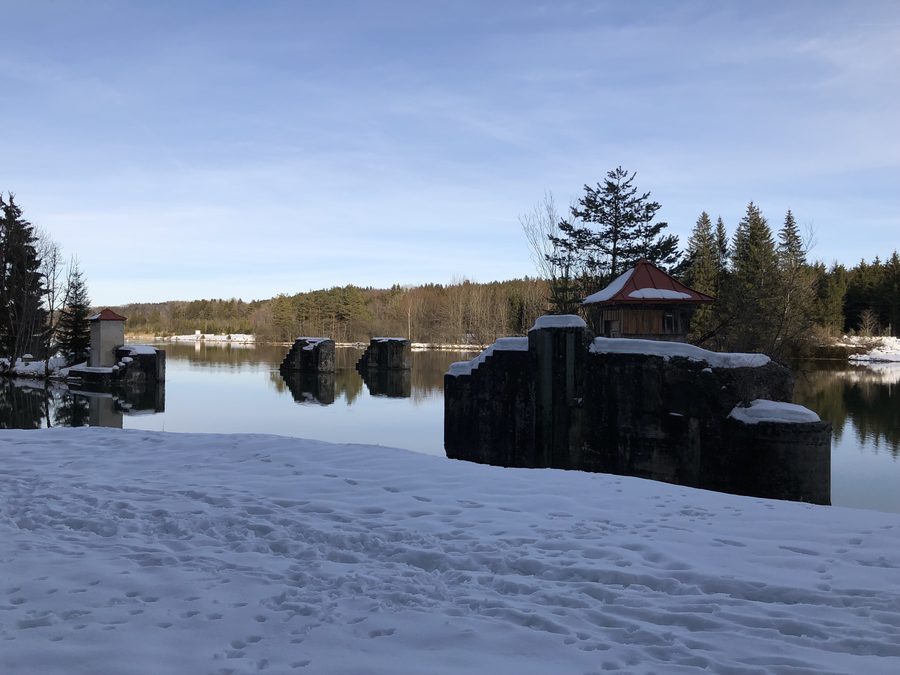 Kanalreste des Altkraftwerks Kinsau im Landkreis Landsberg am Lech, Blick von Südwesten