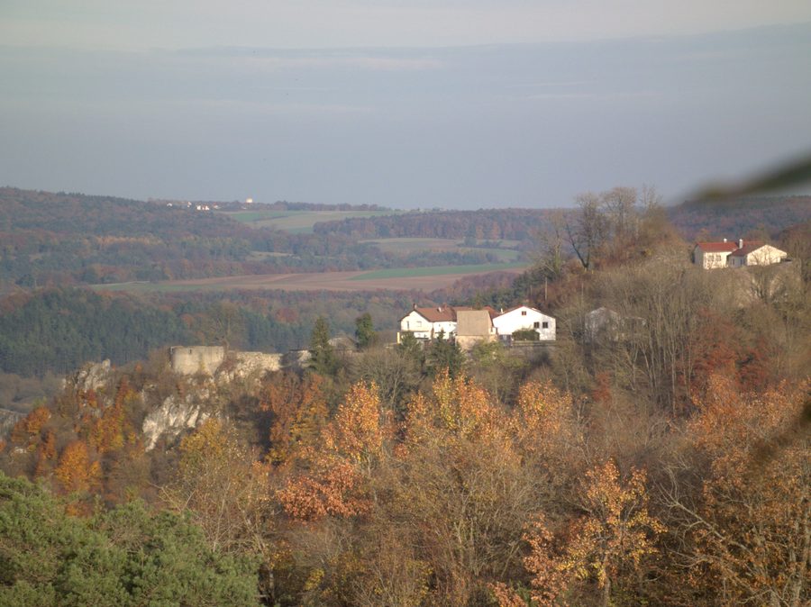 Blick über das Gailachtal auf Mörnsheim und das Schloss