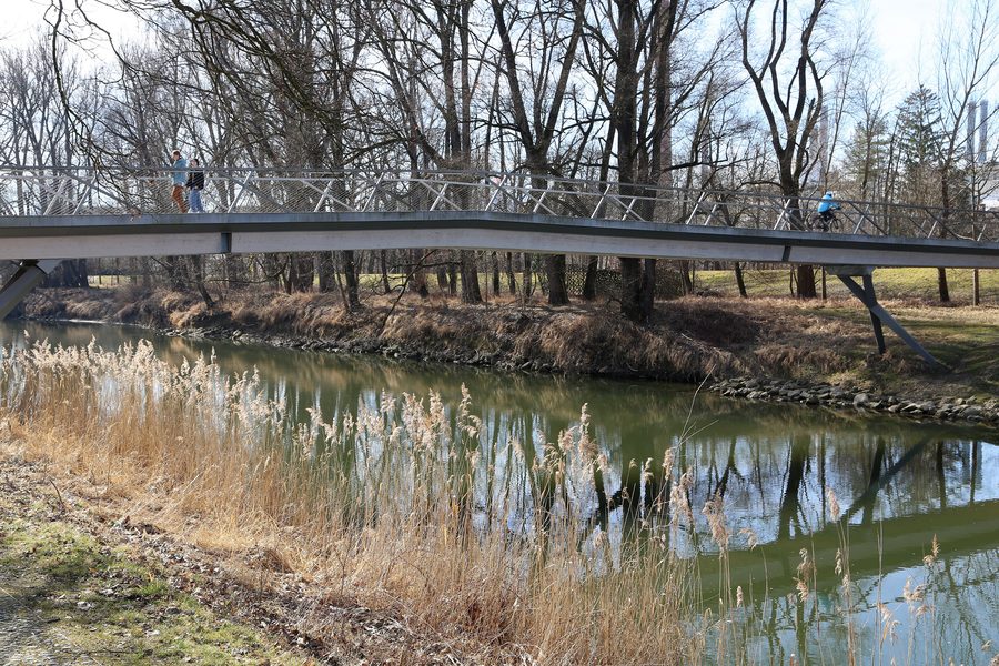 Mangfallsteg am Innzipfel im Mangfallpark Nord in Rosenheim