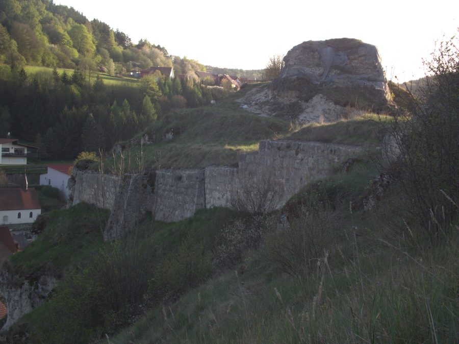 Reste des rechteckigen Bergfrieds der Burg Hohenfels in der Oberpfalz
