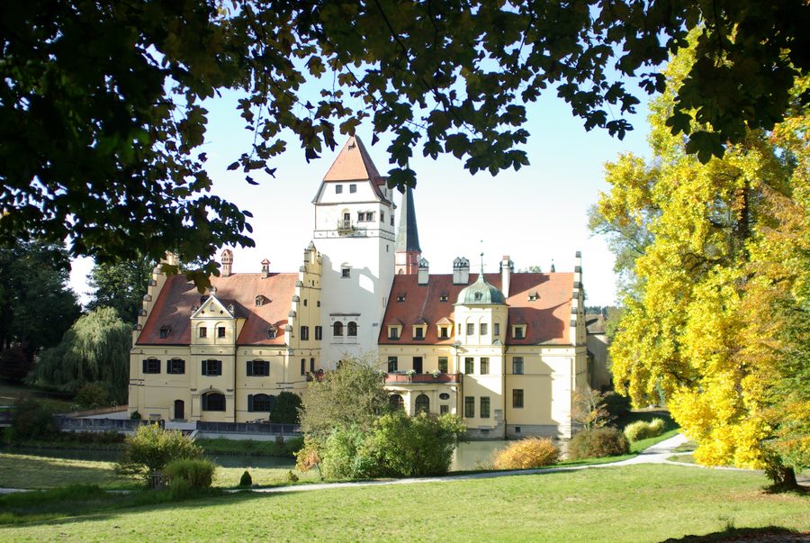 Wasserschloss Schönau, vom Schlosspark aus gesehen