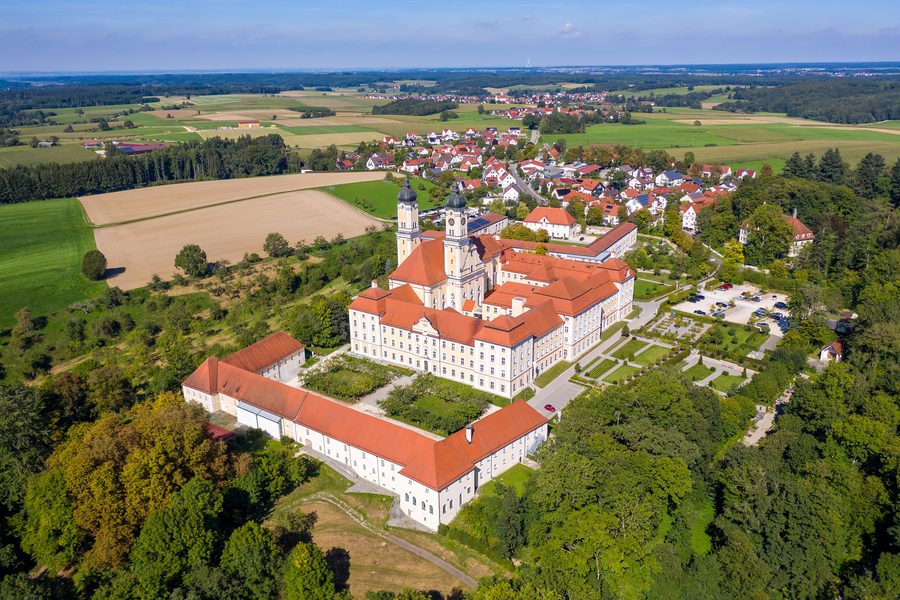 Außenansicht des Klosters Roggenburg mit der barocken Klosterkirche