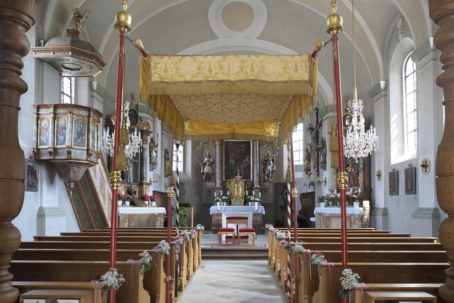 Innenraum der katholischen Filialkirche St. Georg in Unterbiberg bei Neubiberg
