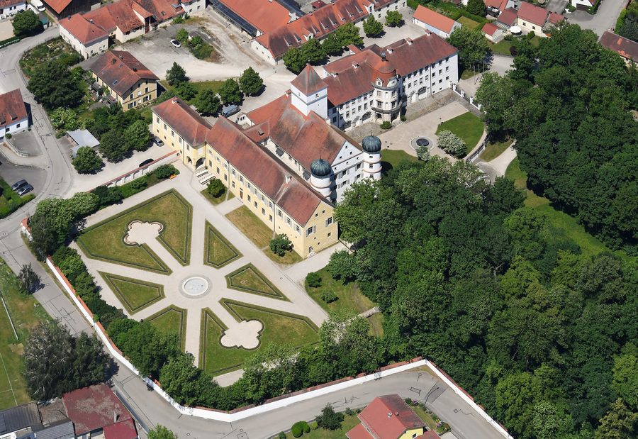 Luftaufnahme des Schlosses Alteglofsheim aus südöstlicher Richtung