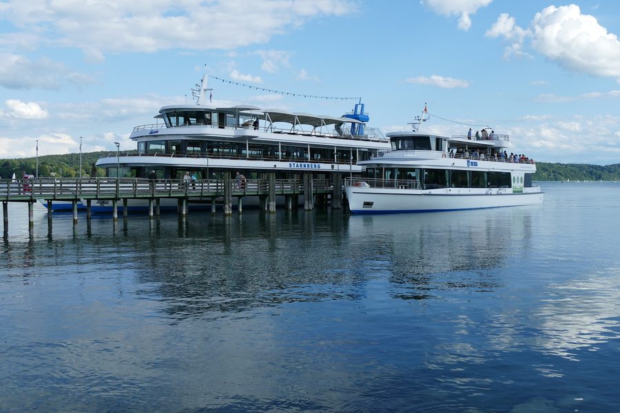 Zwei Schiffe liegen am Steg im Hafen von Starnberg am Starnberger See.