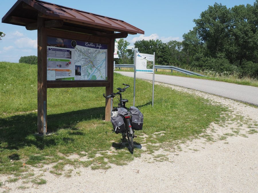 Radlerinformation am Isarradweg an der Staustufe Plattling