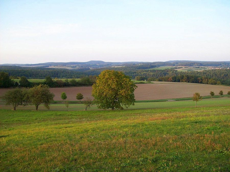 Blick vom Aussichtspunkt Hünenhügel bei Schönbach in die nördlichen Haßberge