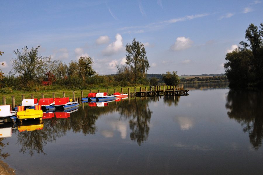 Rottauensee bei Postmünster mit Uferlandschaft