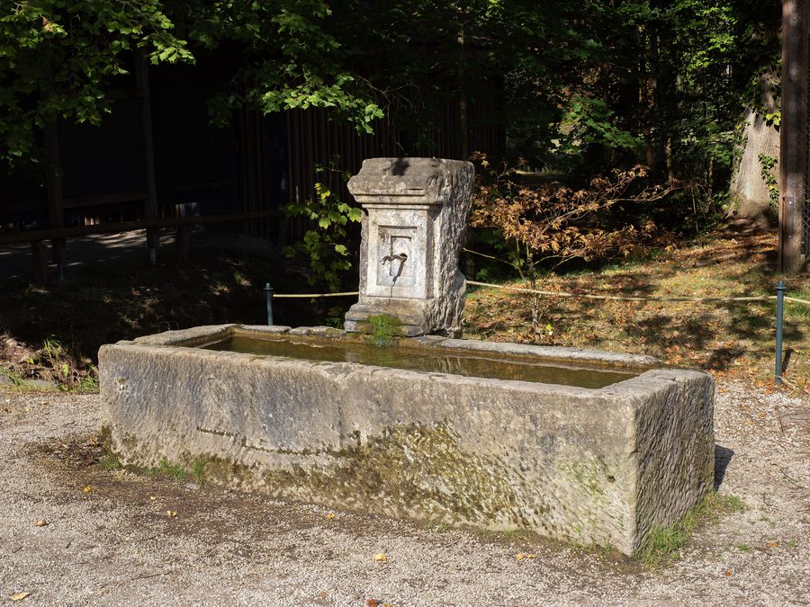 Brunnen im Wildpark Schloss Tambach bei Tambach