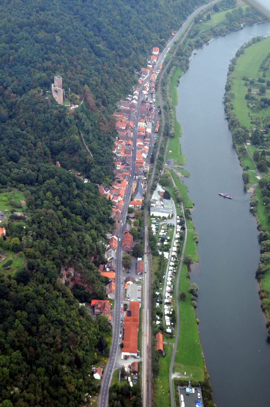 Luftaufnahme von Stadtprozelten am Main mit einer Mainfähre bei Mondfeld