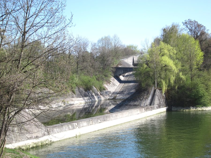 Kraftwerk Eitting am Mittlere-Isar-Kanal mit Leerschuss