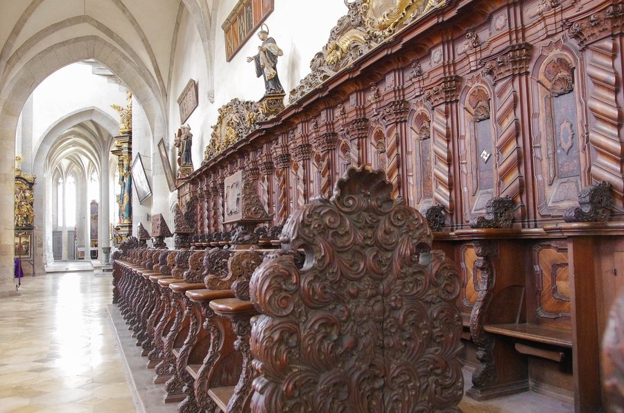 Ehemalige Zisterzienserklosterkirche Mariä Himmelfahrt in Kaisheim mit Chorgestühl im südlichen Seitenschiff