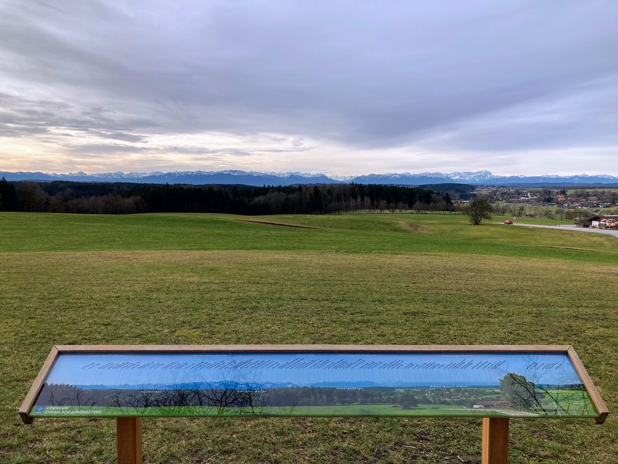Ludwigshöhe in Straßlach-Dingharting mit Blick über die Landschaft
