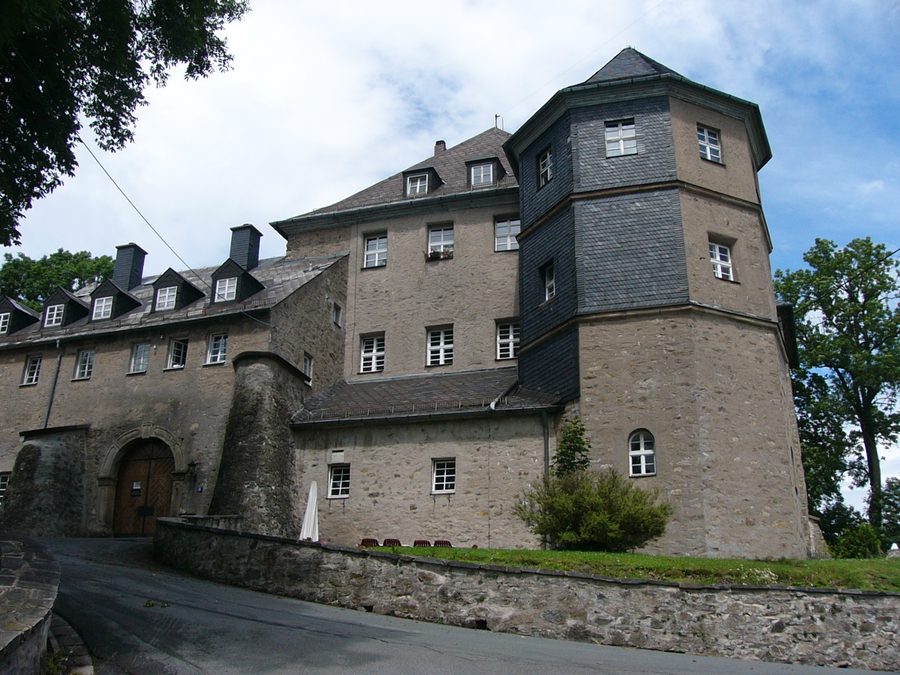 Frontansicht der Burg Schauenstein