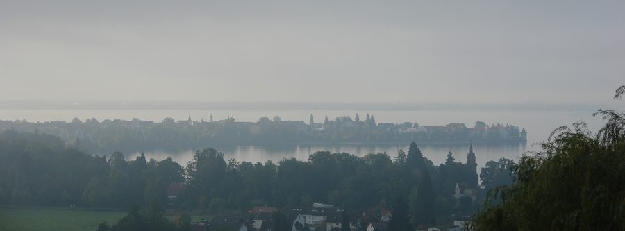Blick vom Hoyerberg auf Lindau und den Bodensee an einem nebligen Septembermorgen