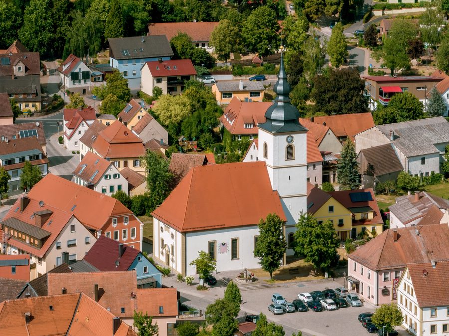 Luftaufnahme der evangelischen Pfarrkirche St. Ägidius in Burghaslach