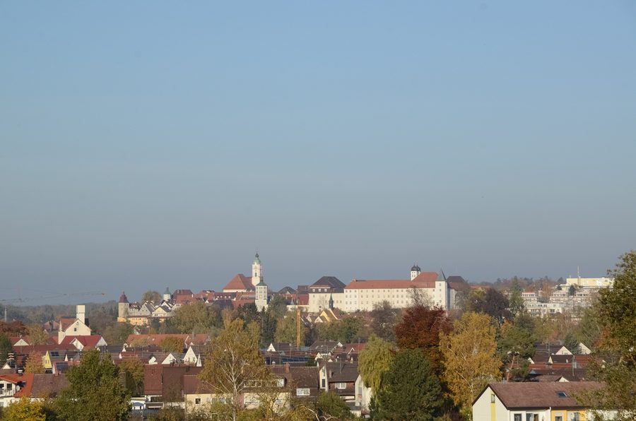 Blick von Westen auf die Günzburger Altstadt mit historischen, farbigen Fassaden