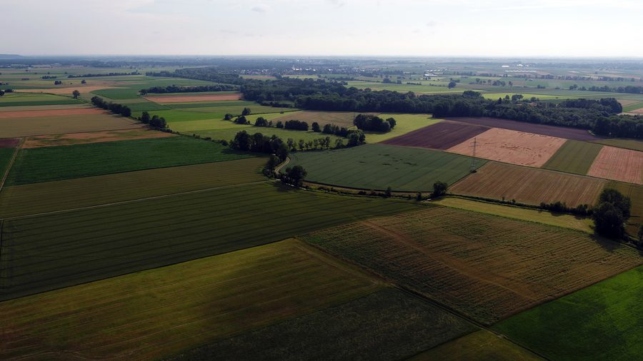 Mühlbach zwischen Siebnach und Höfen mit den Wertachauen im Hintergrund und Hiltenfingen in der Bildmitte
