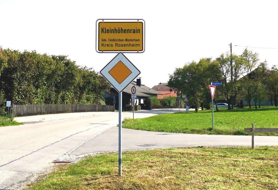 Ortsschild am Ortseingang von Kleinhöhenrain