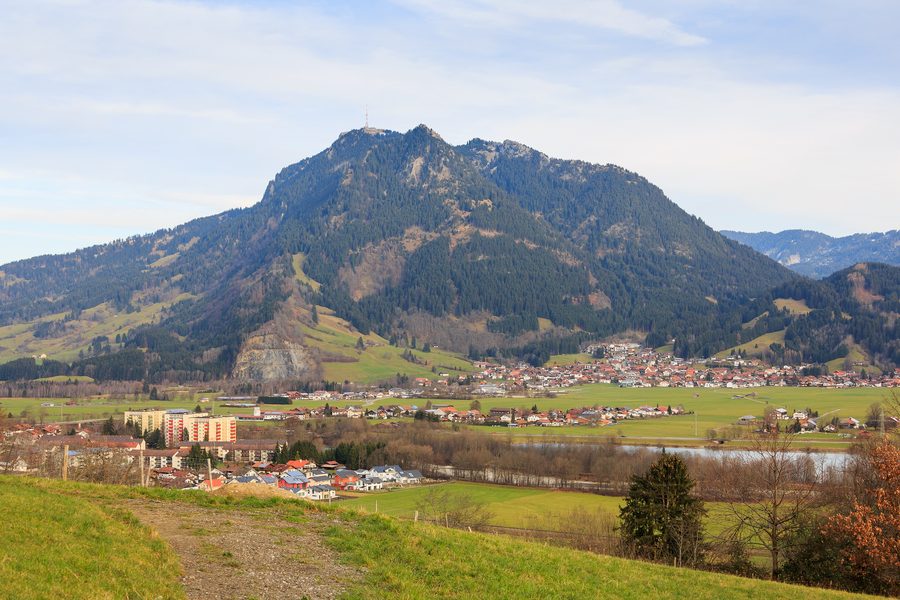 Blick auf den Grünten im Oberallgäu mit Burgberg in der Umgebung