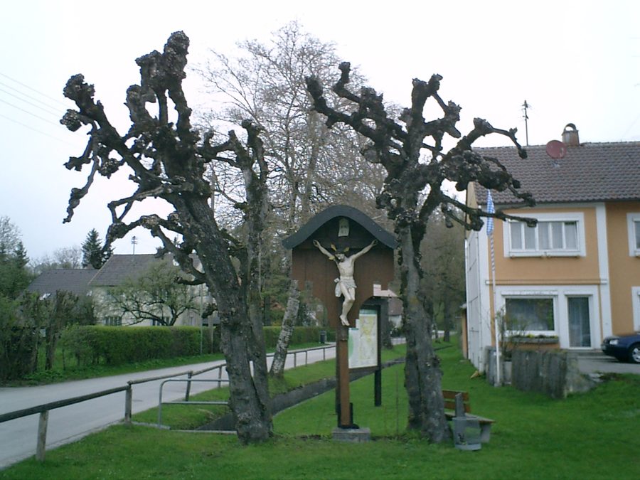 Südlichster Punkt des Naturparks Augsburg–Westliche Wälder bei Türkheim mit dem Bächle im Hintergrund