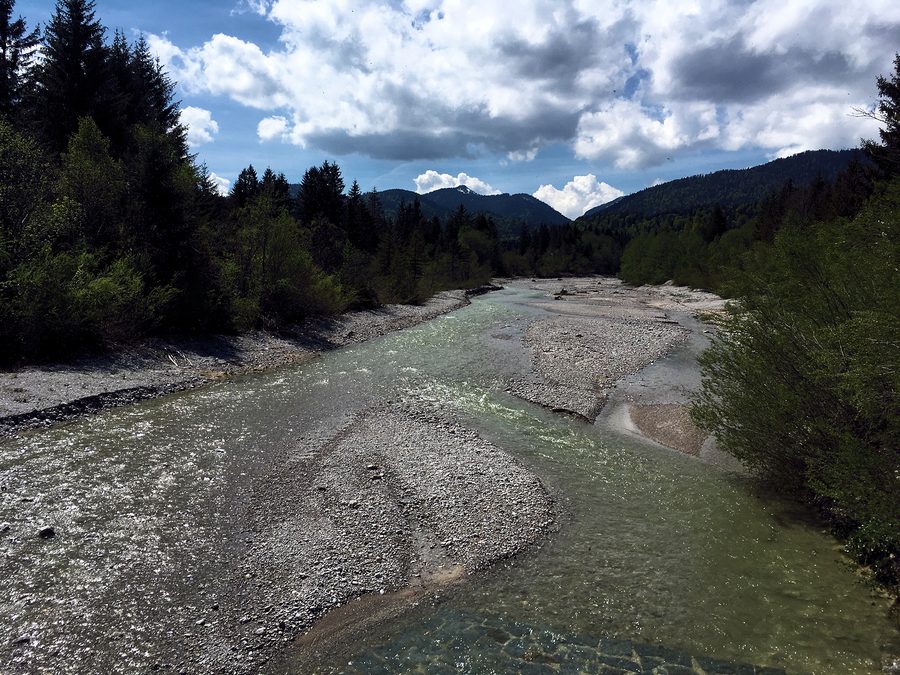 Der Finzbach südlich von Wallgau, von der Brücke der Bundesstraße 11 aus gesehen