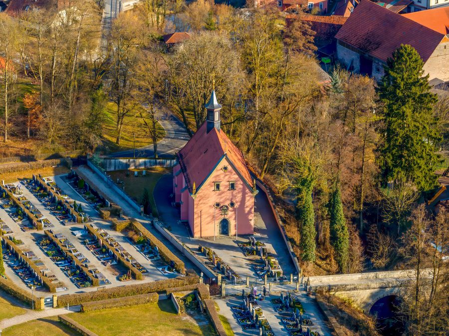 Luftaufnahme der Wallfahrtskirche Zum Heiligen Blut in Burgwindheim