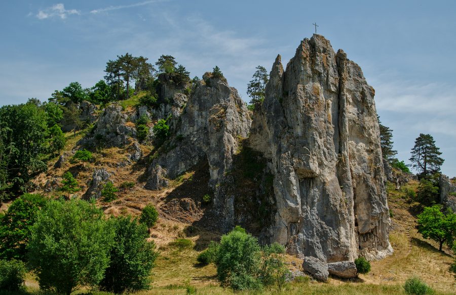 Burgstein am südlichen Rand des Naturschutzgebiets Trockenhänge bei Dollnstein im Naturpark Altmühltal